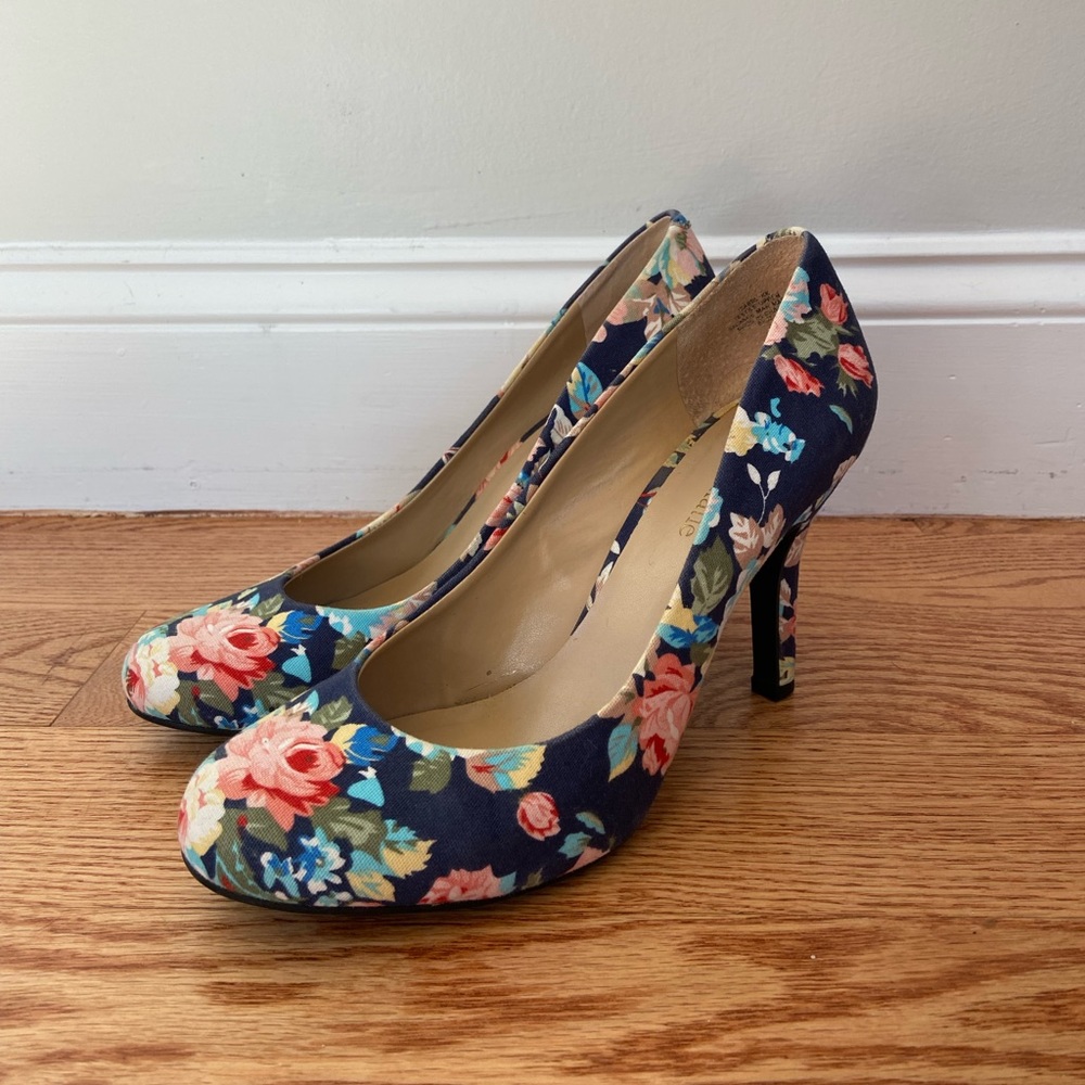 ✨Kelly & Katie navy floral heels✨